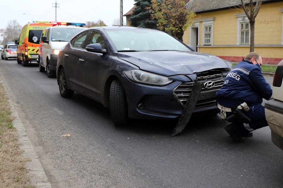 Ütközés a főúton: az egyik sofőrhöz mentőt hívtak (galéria)