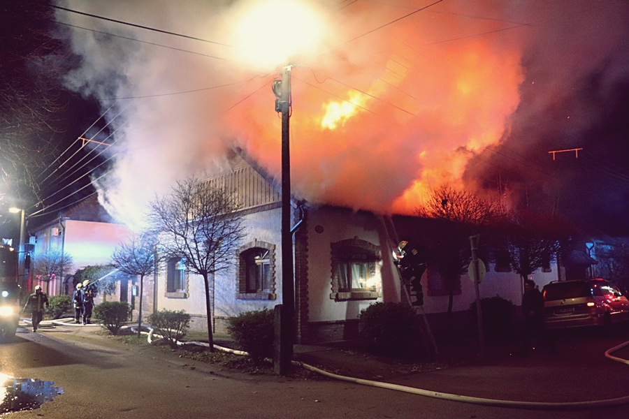 (►) Teljes terjedelmében égett egy halasi ház tetőszerkezete (galéria)