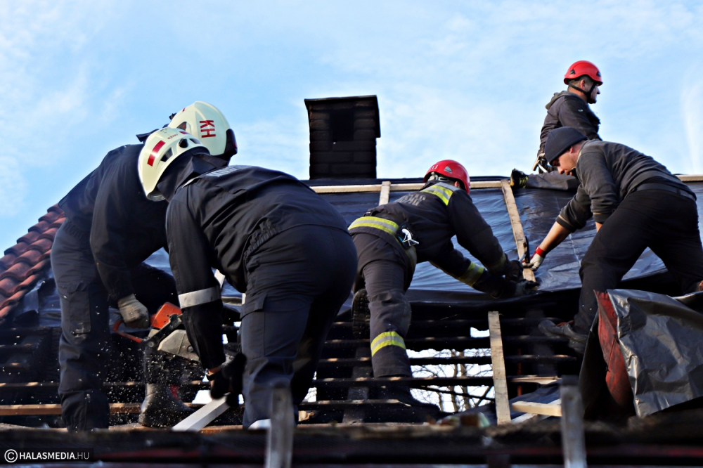 Példaértékű: tűzoltó, önkéntes mentőcsapat-tag, kézilabdázó, szomszéd, barát segített a Németh-családnak