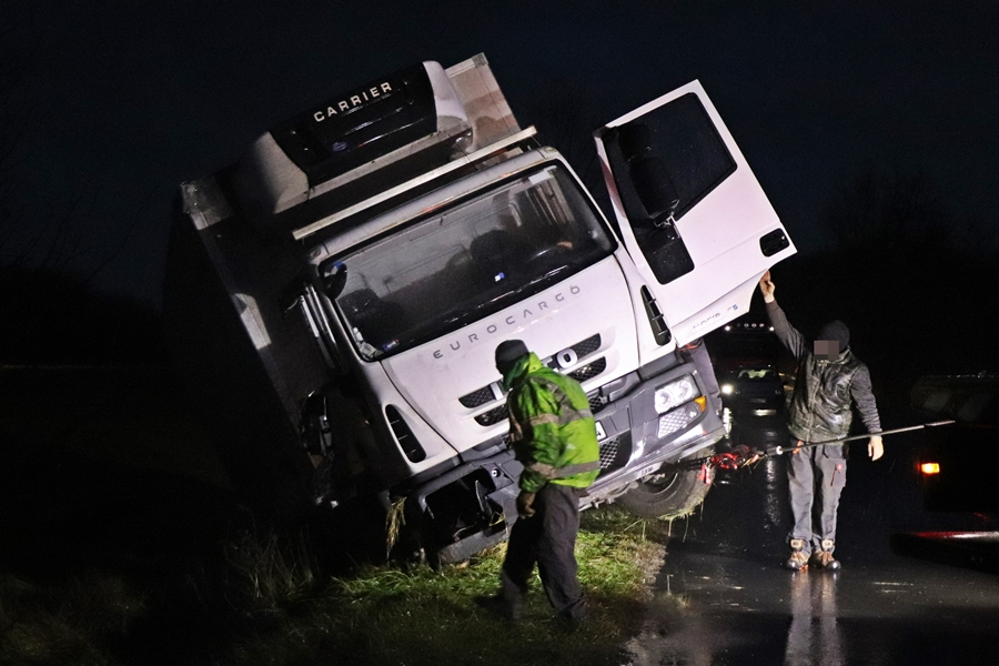 Árokba csúszott teherautót mentettek Kisszállásnál