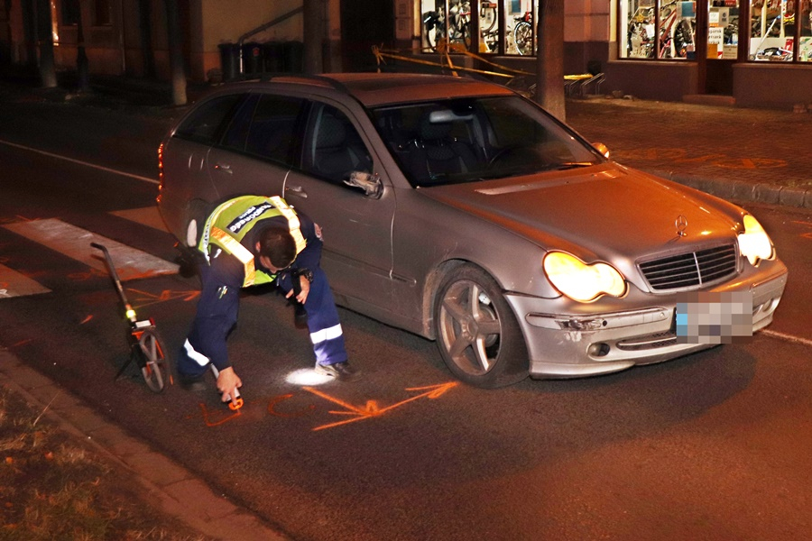 Elsodort egy gyalogost az autó a Köztársaság utcai zebrán