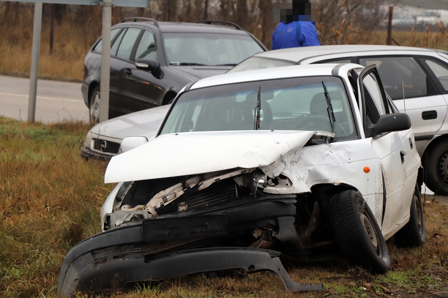 Opel és Skoda ütközött a Déli Városkapunál, ketten megsérültek (galéria)