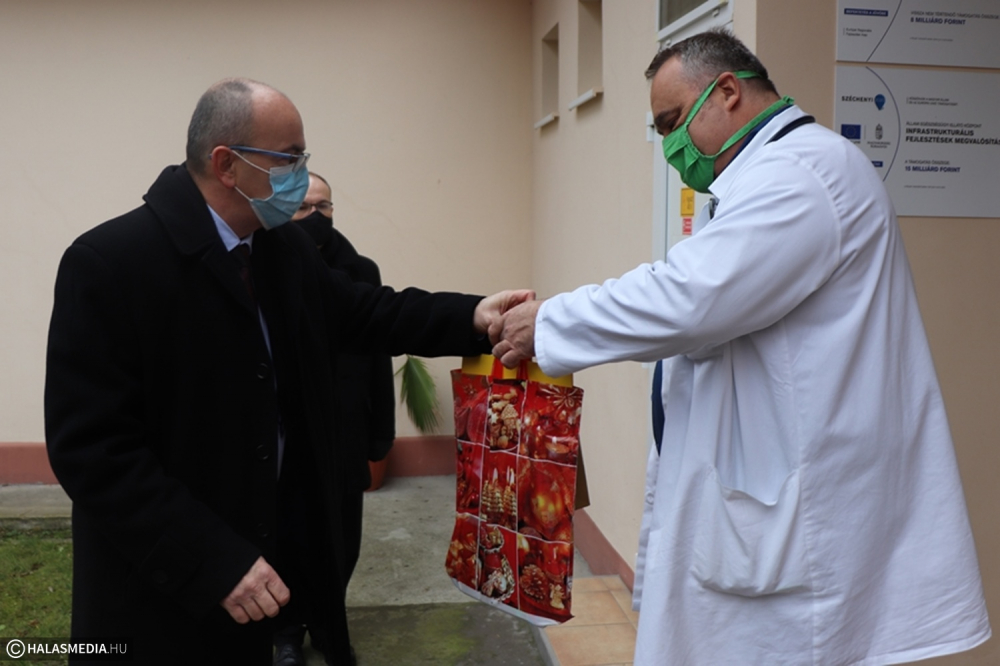 Keceli összefogás: újabb adomány érkezett a halasi kórháznak (galéria)