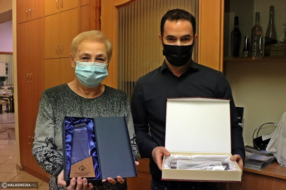 „A Tüzes Igyekezet örökös csapatkapitányának és szeretett barátunk emlékére”