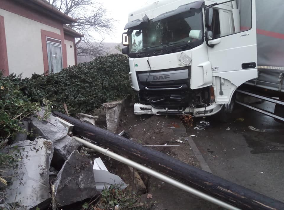 Baleset Mélykúton: autót, oszlopot, gázcsonkot tört a kamion