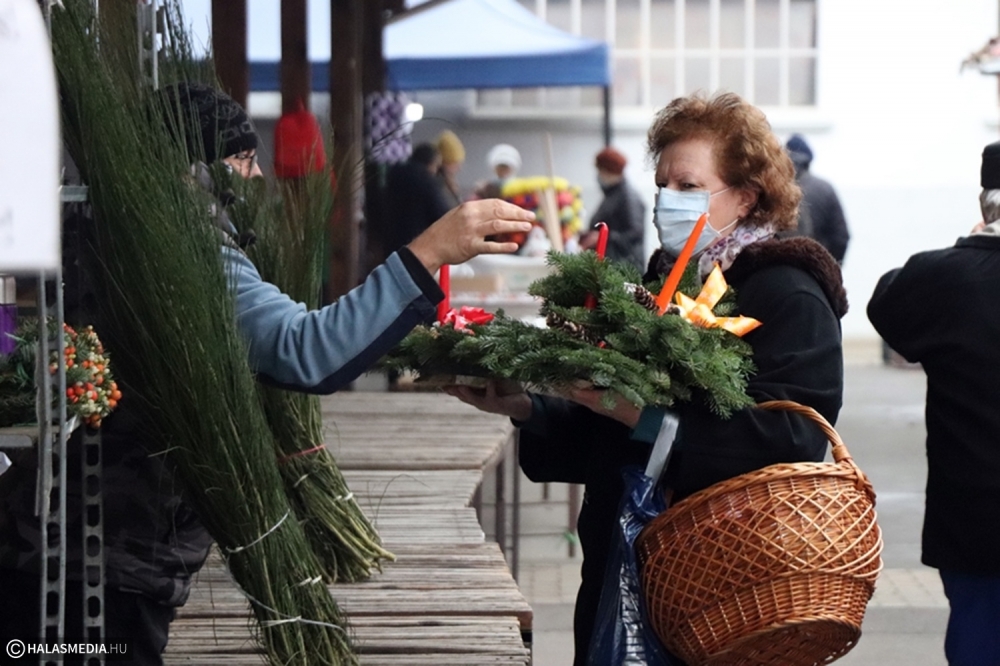 A halasi piac ünnepi nyitvatartása