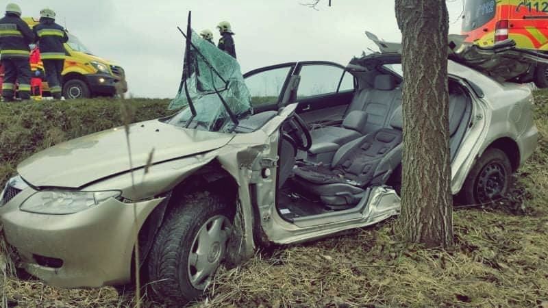 Fának ütközött, a tűzoltók szabadították ki a sofőrt Mélykúton