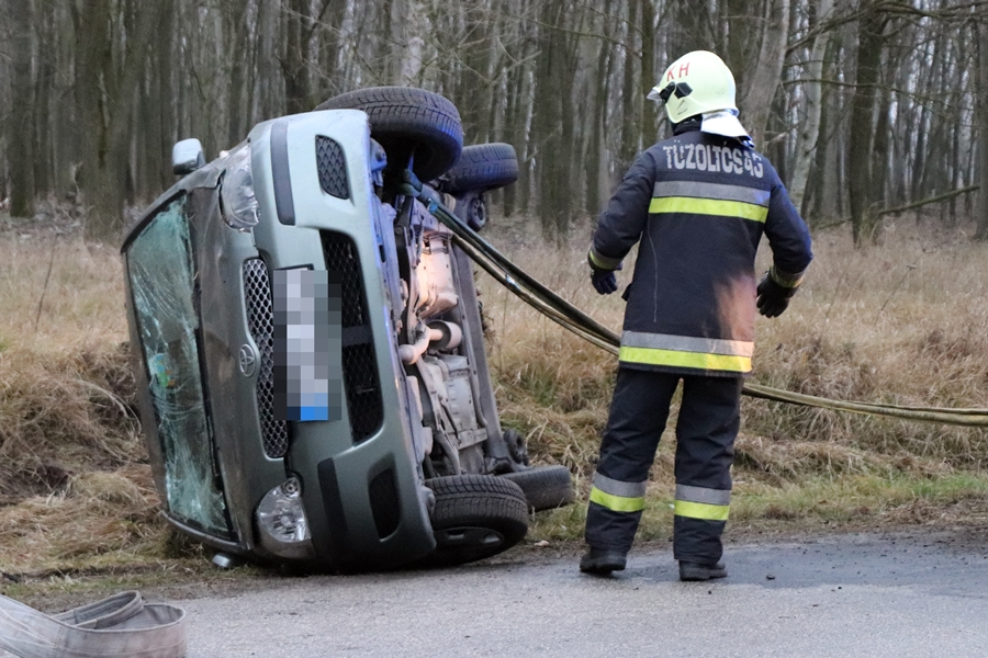 Felborult egy Toyota a zsanai úti kanyarban (galéria)