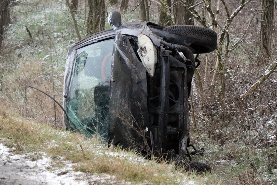 Érintőleges ütközés után árokba borult egy Peugeot a majsai úton (galéria)