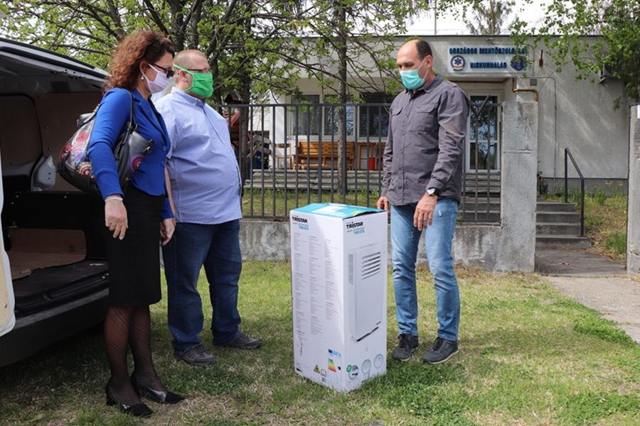 Mobil klímát adományoztak a halasi mentő alapítványnak