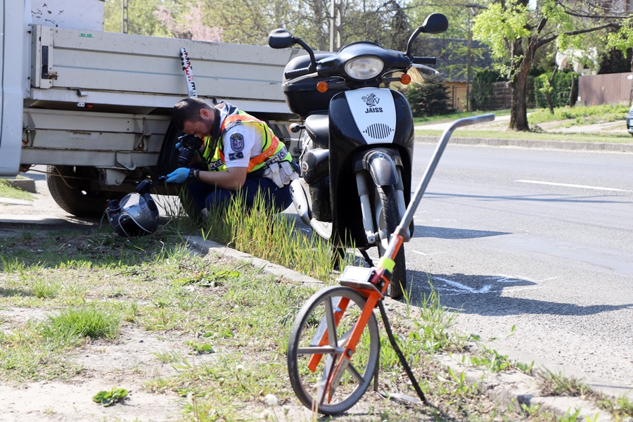 Tolató kisteherautónak ütközött egy motoros