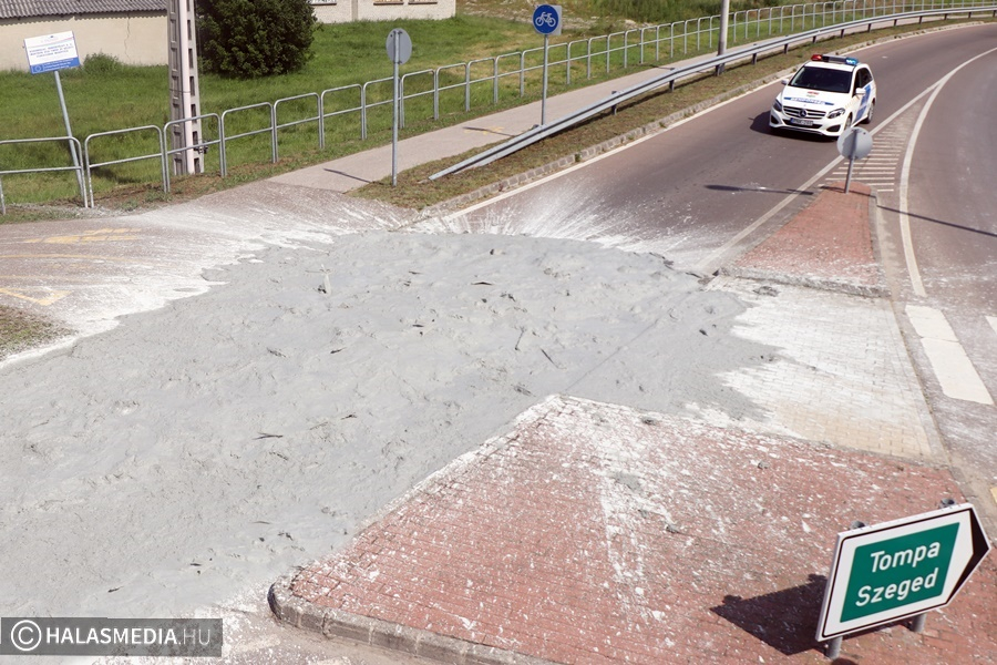 Több köbméter fúrási iszap borította be a körforgalmat (galéria)