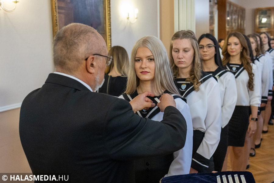 Szalagtűző ünnepség volt a Szilády-gimnáziumban (galéria)