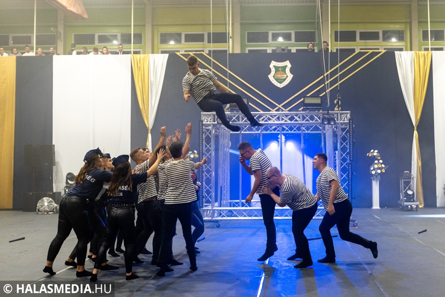 (►)  A Tekó Airlines, szirénének, börtönrock és a latin életérzés a szalagavatón (galéria)