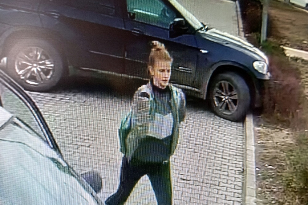 Parfümtolvaj nőt keresnek a halasi rendőrök