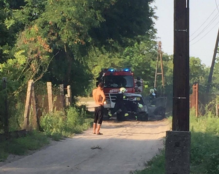 Kigyulladt autó és tanyatűz