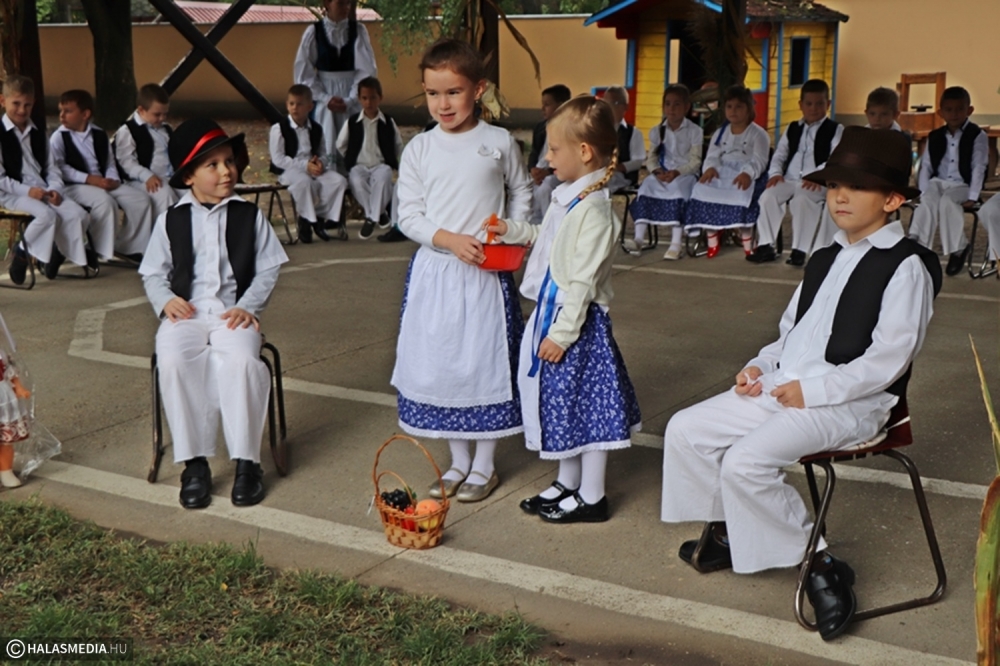 Dr. Bábel Balázs szentelte fel a Lomb utcai óvoda megújult udvarát (galéria)