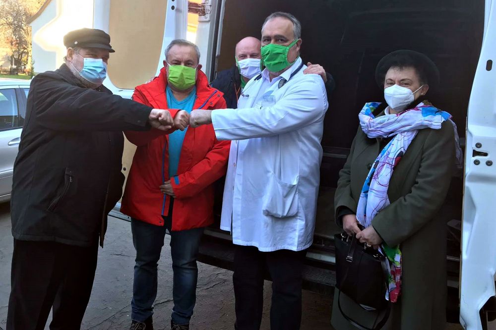 Újabb finom felajánlás a kórháziaknak és a mentőknek