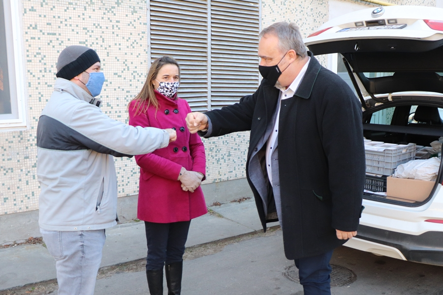 Jótékony bibós közösség: ízes meglepetés a kórháziaknak (galéria)