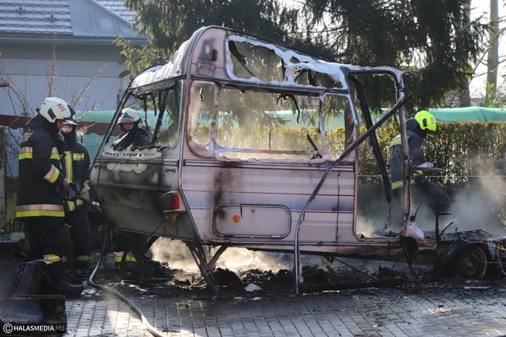 Lakókocsi égett az Arany János utcában (galéria)