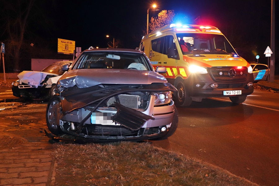 Hárman megsérültek a kórház sarkánál történt karambolban (galéria)