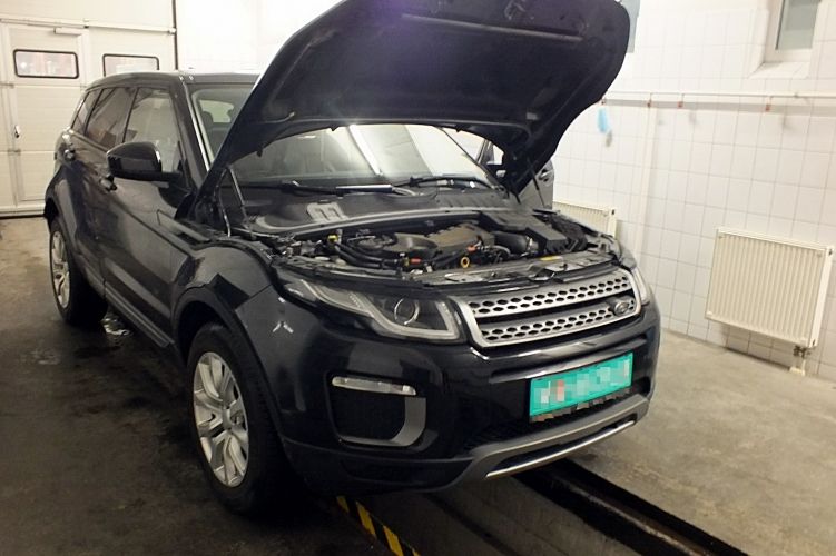 Lopott Range Rover a határon