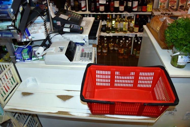 Kirabolta és árokba lökte a boltost a majsai férfi