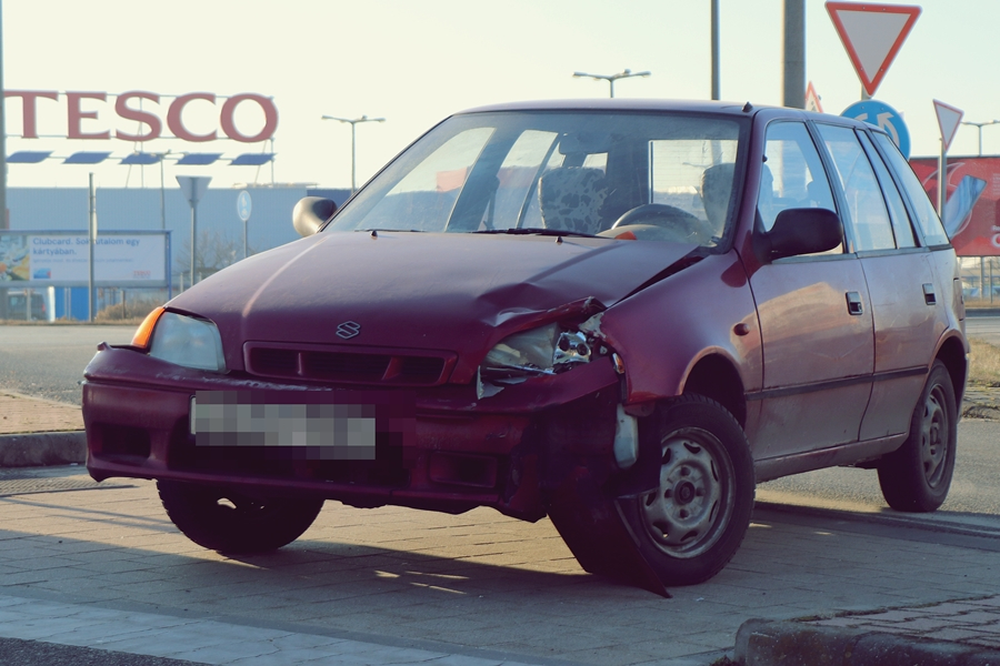 Suzuki és Skoda ütközött a körforgalomban