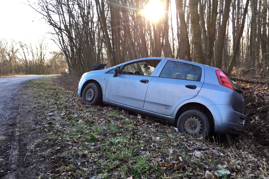 Árokba borult egy autó Kiskunhalas és Kecel között