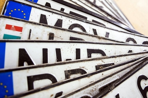 Szemétben talált rendszámot rakott az autójára Jánoshalmán