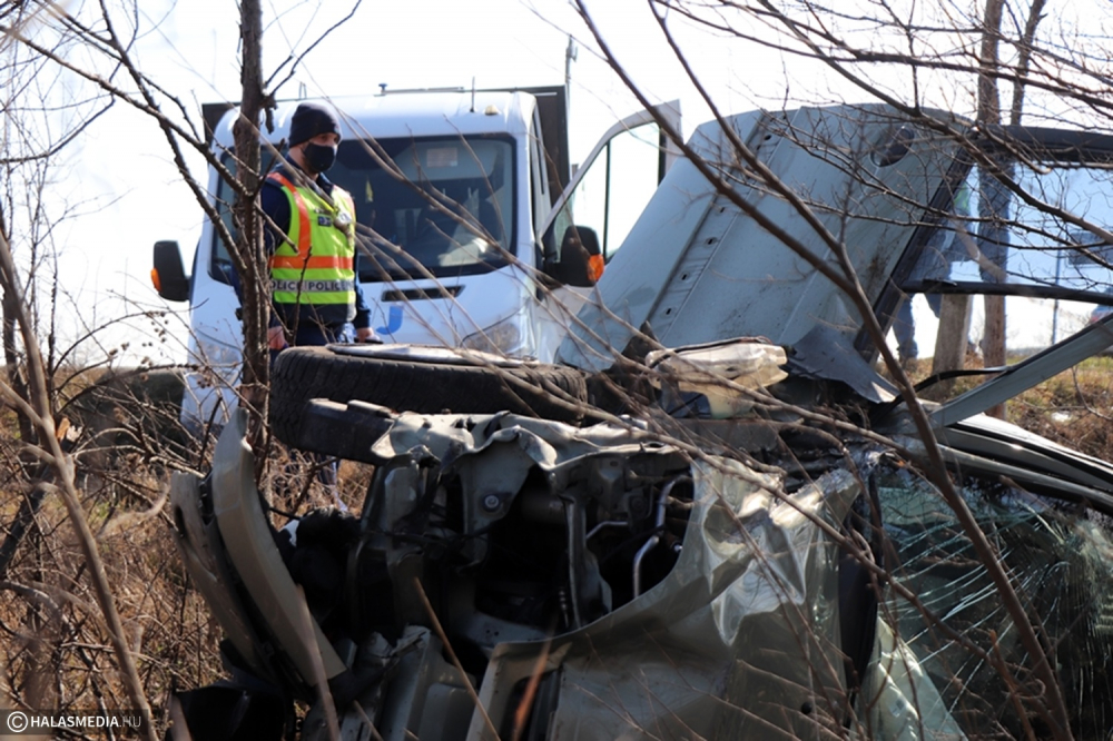 Tejszállító és személyautó ütközött - négy sérültje volt a balesetnek (galéria)