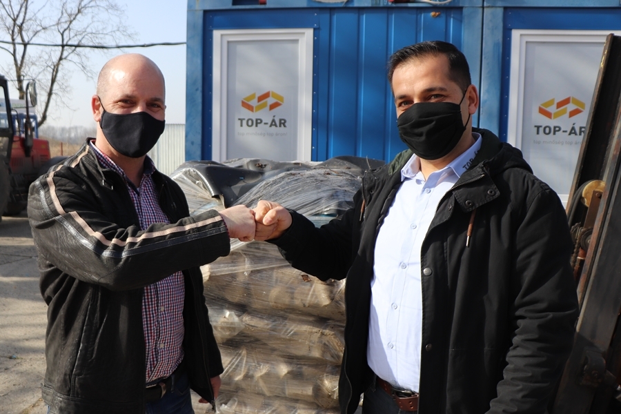 Nyolc tonna brikettet adományozott a Top-Ár Kft.