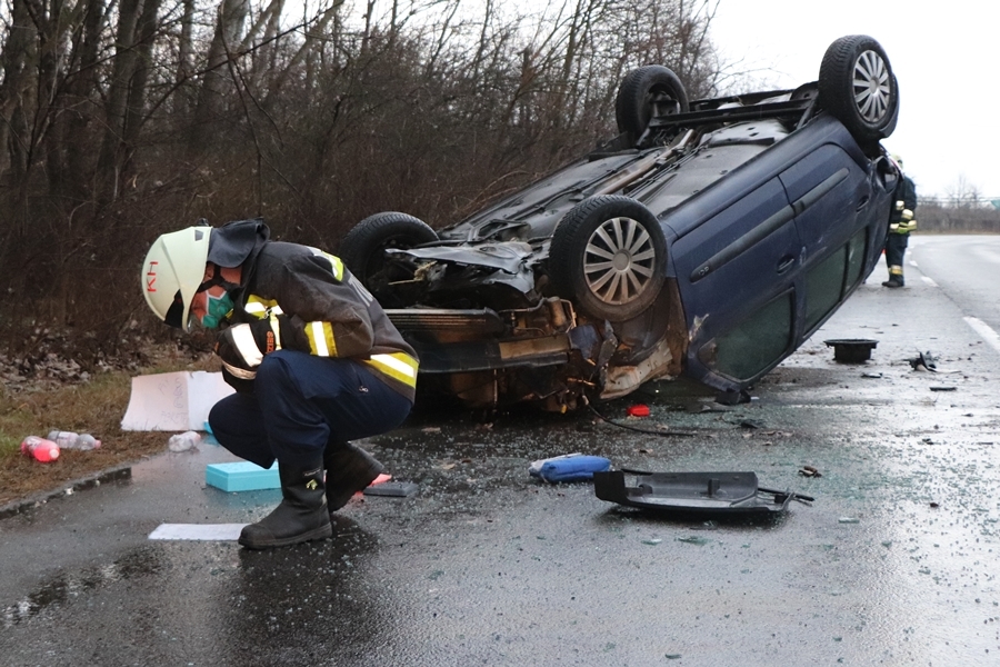 Fának ütközött és felborult egy Renault Clio