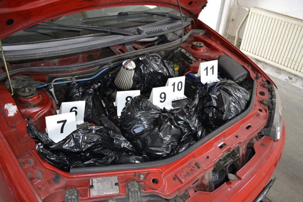 Nem tudták, hogy 34 kilónyi drog van az autókban