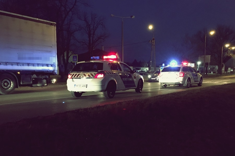 Óriási volt a dugó: busz és kamion ütközött