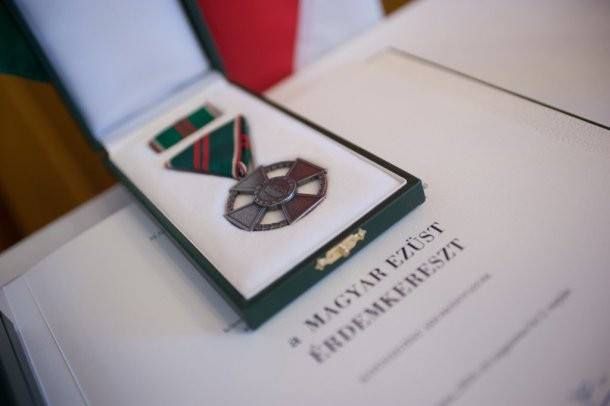 Ezüst érdemkeresztet vehetett át Andrási Szabolcsné