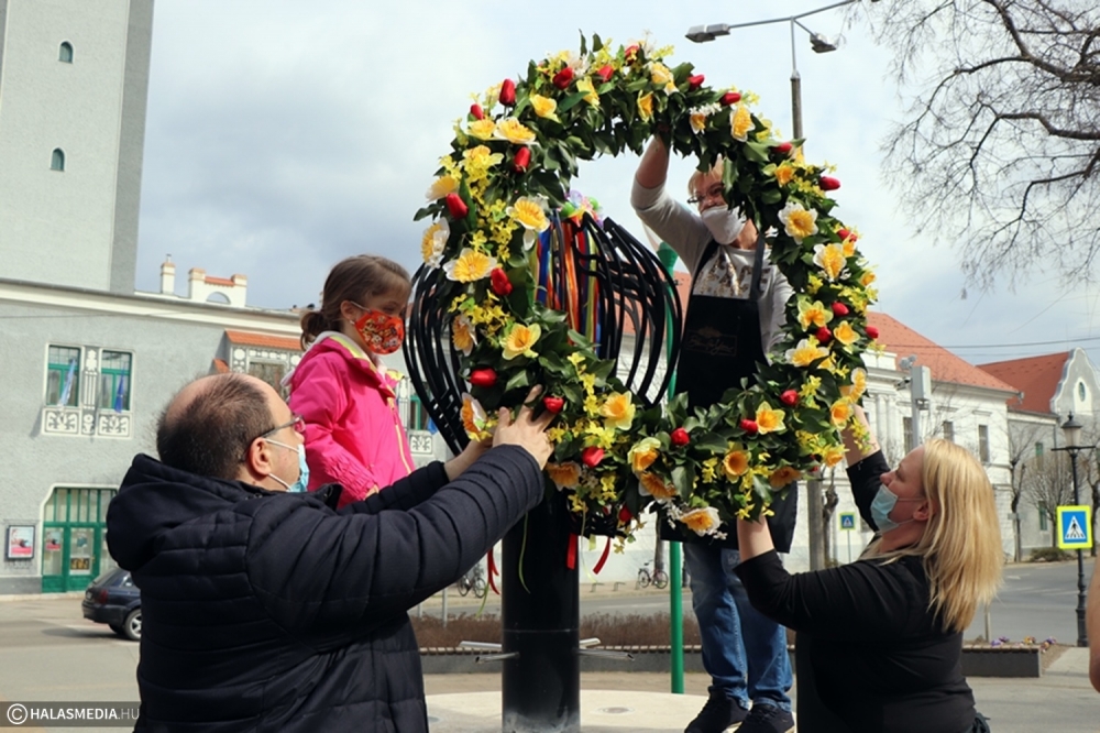 Ünnepi díszbe öltözött a városi kút (galéria)