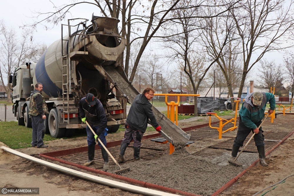 Új játszótér várja a gyermekeket a Kertvárosi-iskolában (galéria)