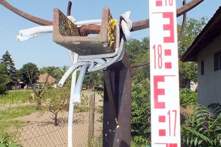 Meg akarta leckéztetni a barátját, ezért felakasztotta