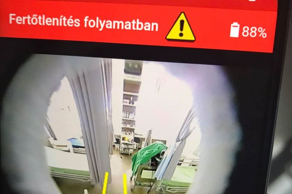 A halasi kórházban tesztelték a fertőtlenítő robotot