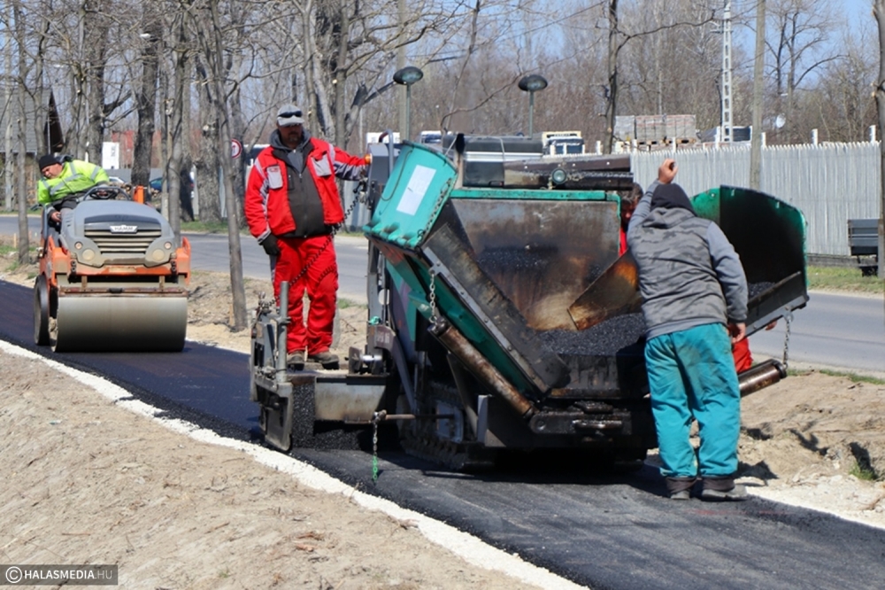Már aszfalt borítja a Jókai utcai kerékpárutat (galéria)