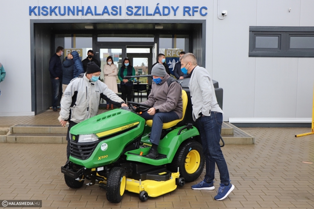 Összefogás eredménye a fűnyírótraktor vásárlása (galéria)