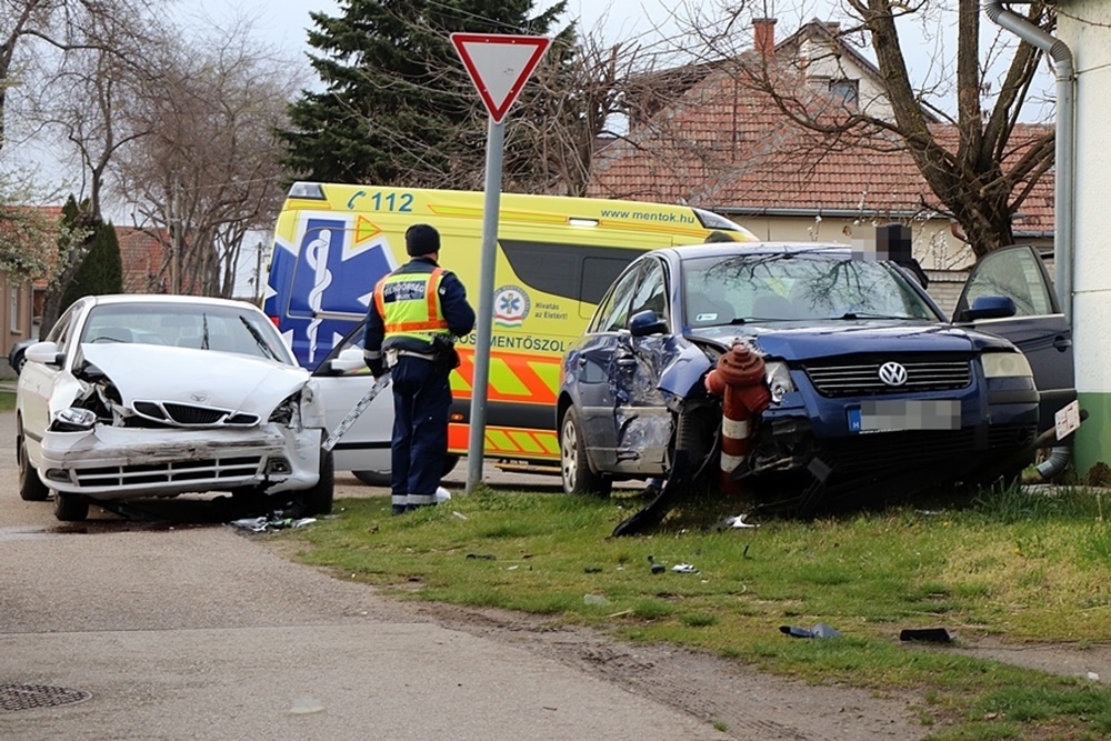 Karambolozott, majd tűzcsapnak ütközött (galéria)