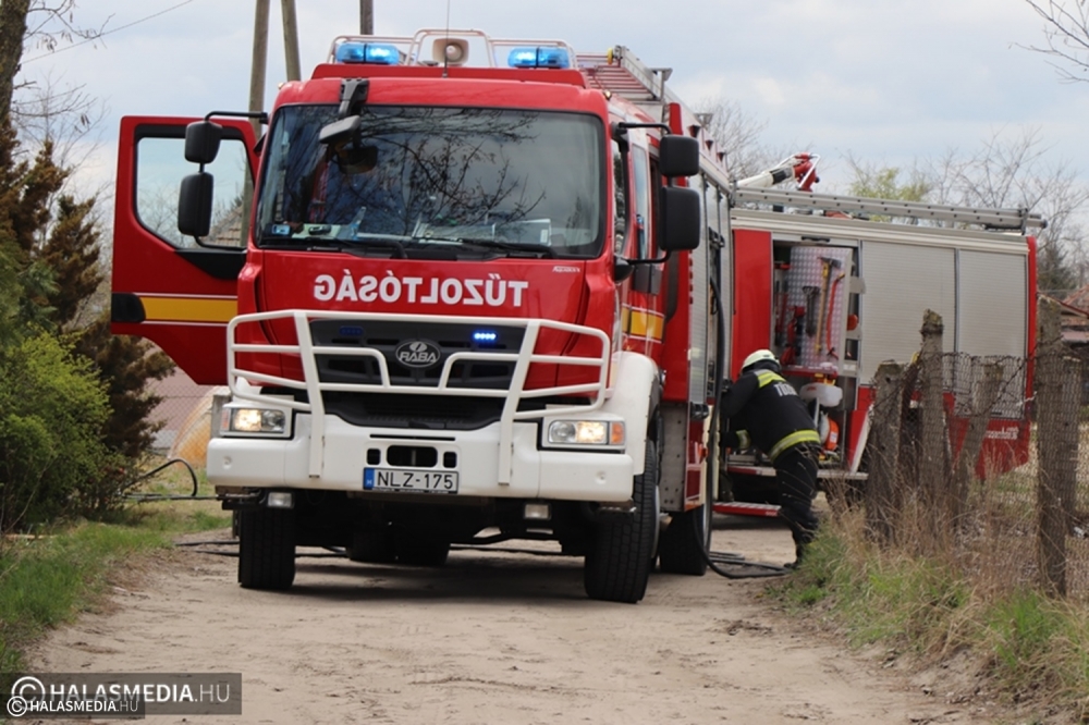 Lángolt a tompai tanya tetőszerkezete