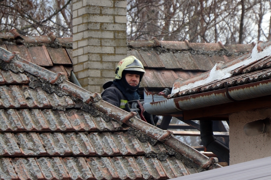 Teljes terjedelmében égett egy melléképület a Keceli út mellett (galéria)