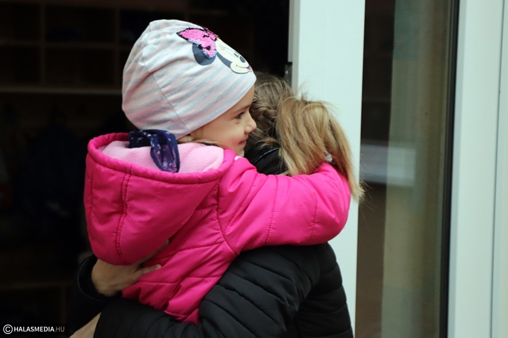 Ölelések, mosolyok: visszatértek az ovisok (galéria)