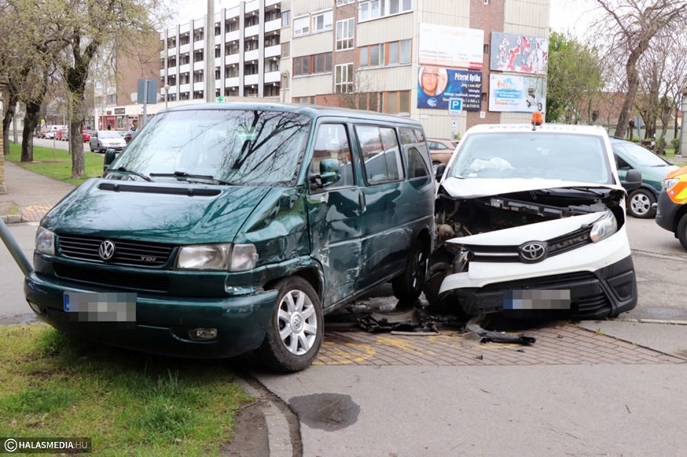 Egy pénzszállító ütközött a mikrobusznak a Kossuth utcán (galéria)