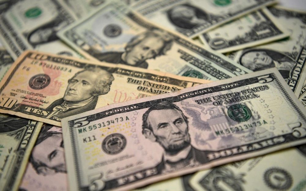 Dollárt és forintot lopott, járókeretes nőt fosztott ki a halasi férfi