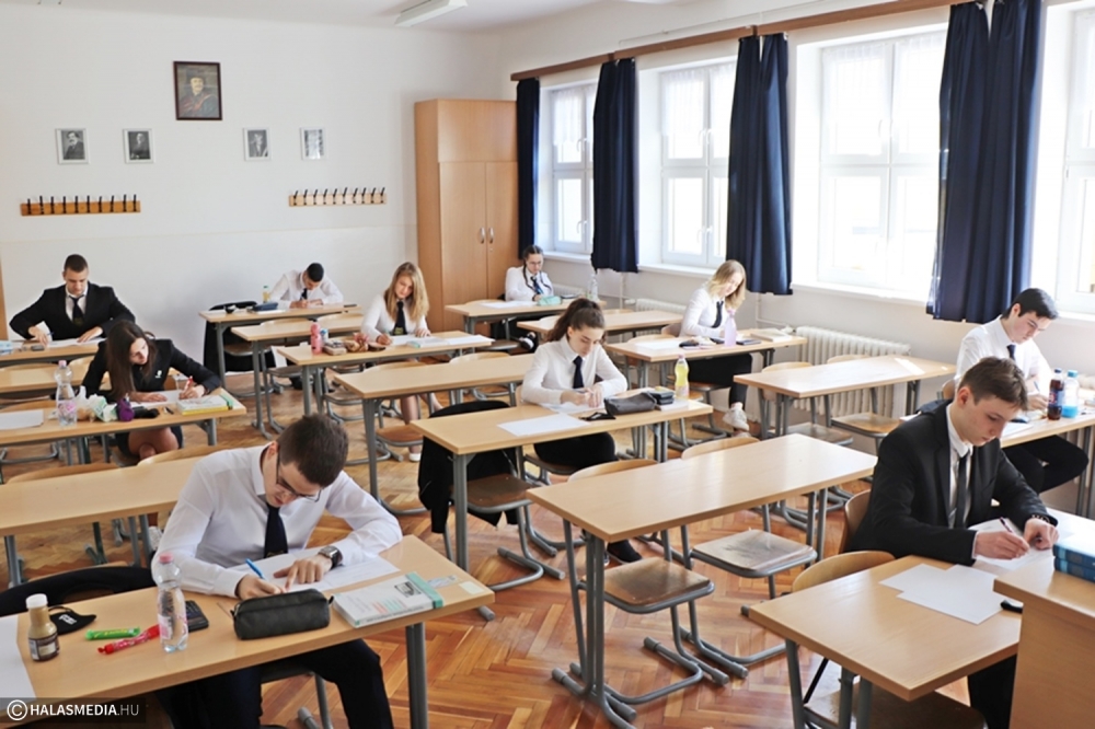 A tekós diákok is matekoztak kedden (galéria)