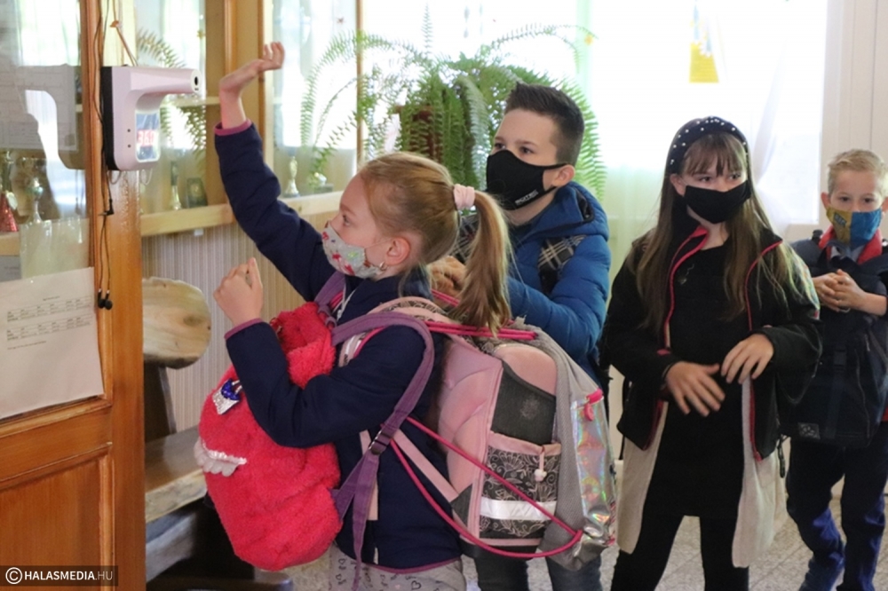 Visszatértek a diákok a Fazekas-iskolába (galéria)